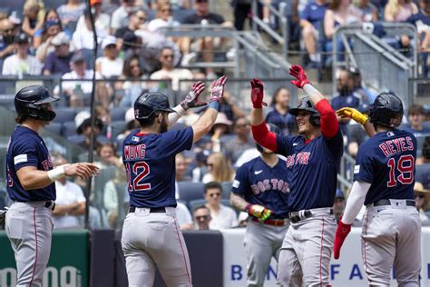 Urias become first Red Sox to hit grand slams on consecutive pitches, Boston beat Yankees 8-1